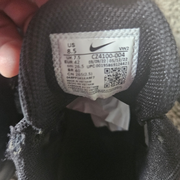 Nike Kyrie Irving Basketball Shoes - Picture 5 of 7